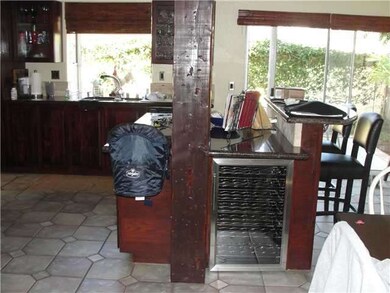 This angle doesn't show the stove & refrigerator a