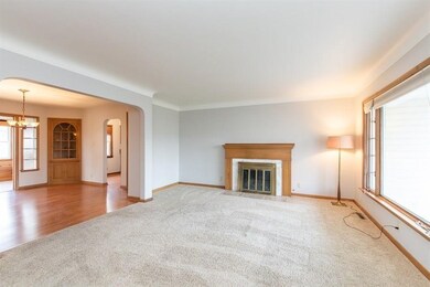 Living room w/gas or wood fireplace, cove ceilings