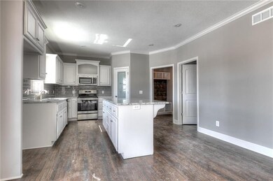 10411 N Chelsea Ave, Kansas City, MO 64156 - photo 2