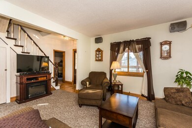 901 N Main St Crookston MN-large-004-7-L