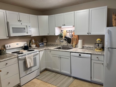 60 Old Hackett Hill Rd unit 2D, Manchester, NH 03102 - photo 2