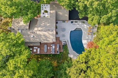 7371 Lindenmere Dr, Bloomfield Hills, MI 48301 - photo 2