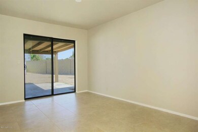 2055 W Edgemont Phoenix AZ-large-012-Din