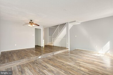 2351 Hunters Square Ct, Reston, VA 20191 - photo 2