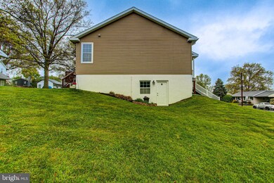 489 Macoby St, Pennsburg, PA 18073 - photo 4
