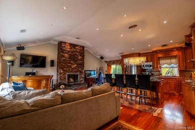 16 Tudor Rd, Hicksville, NY 11801 - photo 2