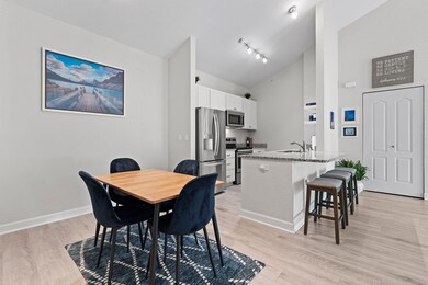 Dining Area & Breakfast Bar