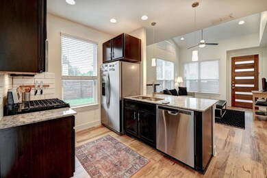 Kitchen with appliances with stainless steel fini