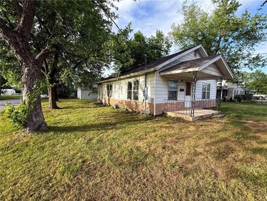 1101 E Sycamore St, Columbus, KS 66725 - photo 2
