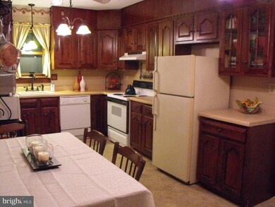 58 N Railroad Ave, New Holland, PA 17557 - photo 5