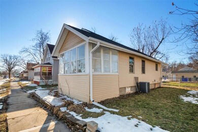 1116 10th St NW, Cedar Rapids, IA 52405 - photo 2