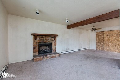 Living Room Unit 1 MS_74014-SMALL