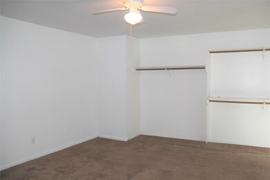1001 E Adoue St unit BB04, Alvin, TX 77511 - photo 6