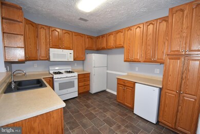 8735 Orchard Green Ct, Odenton, MD 21113 - photo 4