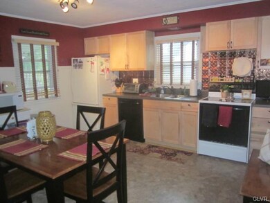 Eat-in Kitchen