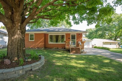 3211 Lindlavista Way, Des Moines, IA 50310 - photo 2