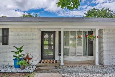 2018 Greenbriar Dr, Gainesville, TX 76240 - photo 5