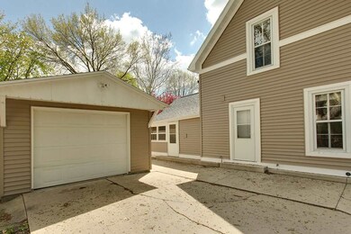 724 W 3 St, Cedar Falls, IA 50613 - photo 2