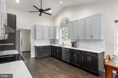 1453 Kingsvale Cir, Herndon, VA 20170 - photo 3