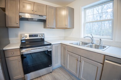 154 Grove Ave unit B, Groton, CT 06340 - photo 6