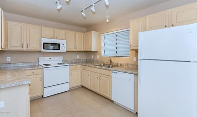 15380 N 100th St-large-007-15-Kitchen-15