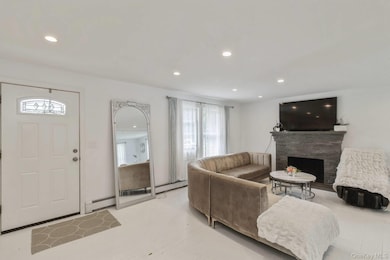 618 Corwin St, Riverhead, NY 11901 - photo 5