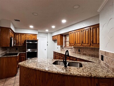 929 Pleasant Valley Cir, Bedford, TX 76021 - photo 4