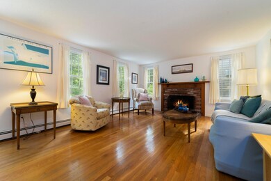 012-photo-living-room-8402862