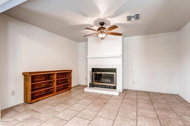 FAMILYROOM FIREPLCE