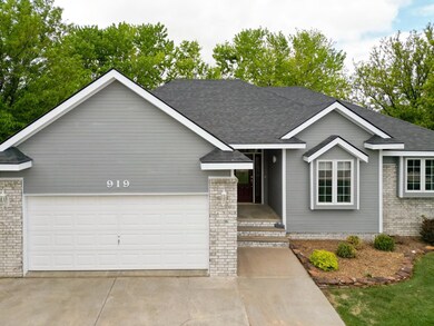 919 N Cheyenne St, Ulysses, KS 67880 - photo 2