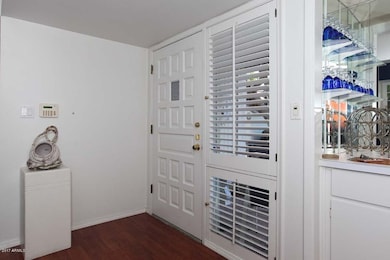 Entry - 103 E. Echo Ln