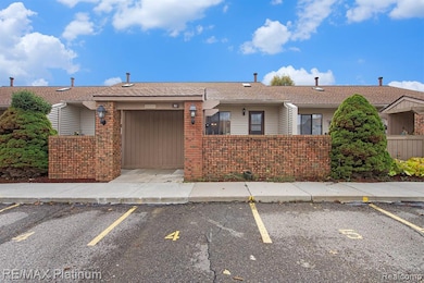 61961 Yorktown Dr unit 4, South Lyon, MI 48178 - photo 2