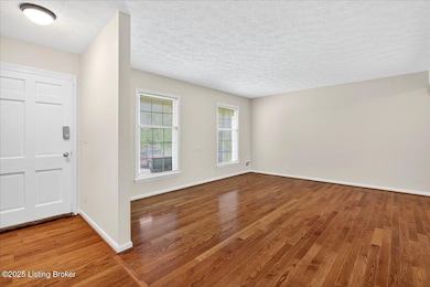 887 Stringer Ln, Mount Washington, KY 40047 - photo 3