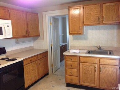 208 Mauch Chunk St unit 2nd Floor, Nazareth, PA 18064 - photo 5