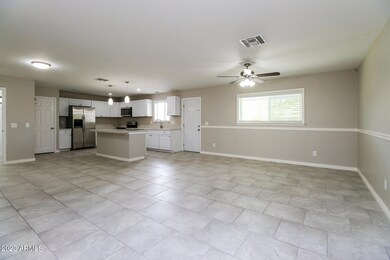 002-photo-living-room-11664142