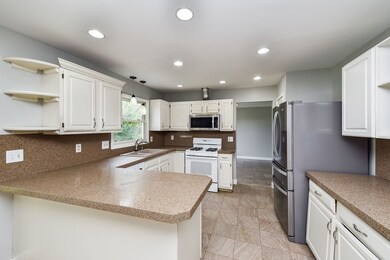 735 Newberry Dr, Batavia, IL 60510 - photo 5