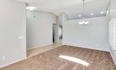 10772 W Louise Dr-large-006-11-Living Ro