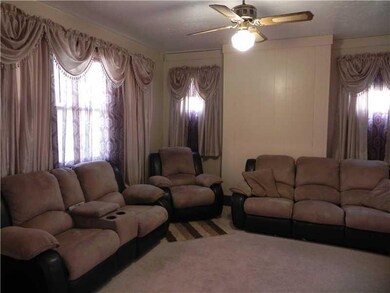 Living Room. Spacious Living Room - 9Ft Ceilings o