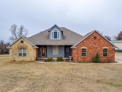 View of front property featuring a front yard and 
