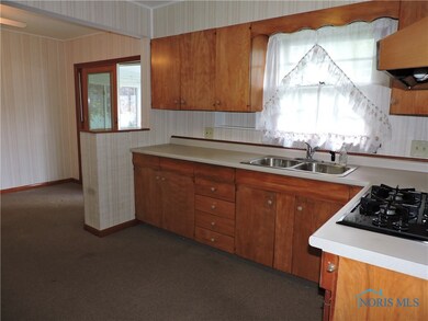 spacious eat-in kitchen with newer gas range top &