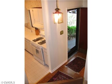 Foyer - Entrance foyer with parquet flooring and b