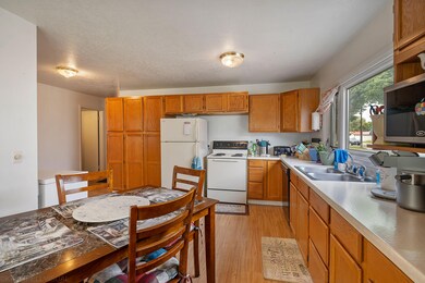 Kitchen/Dining Area