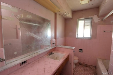 Full Bathroom with Tub / Shower Combination