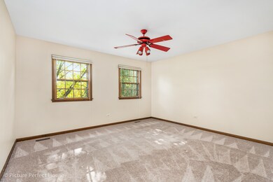 876 Buttonwood Cir, Naperville, IL 60540 - photo 2