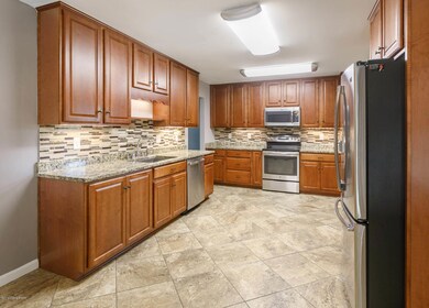 3109 Auburn Cir, Louisville, KY 40299 - photo 5