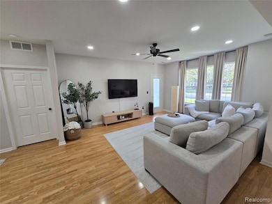 13370 Forest Ridge Blvd unit 172, Sterling Heights, MI 48313 - photo 2