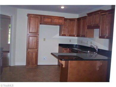 984 E Chamberlin Dr, Asheboro, NC 27205 - photo 6