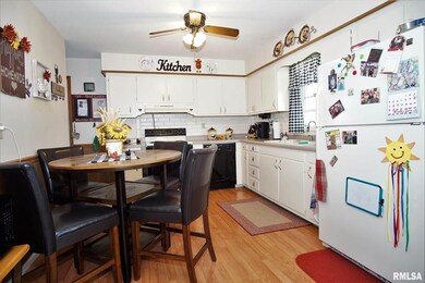 621 Denver St, Lincoln, IL 62656 - photo 3