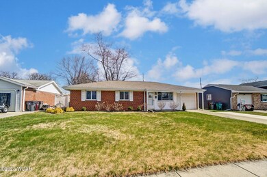 810 Mackenzie Dr, Lima, OH 45805 - photo 2