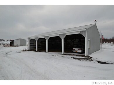 Outbuilding. Pole barn with electric.